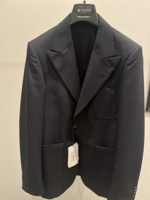 Mörkblå kavaj från Tiger of Sweden helt ny - Helt ny Tiger of Sweden kavaj med prislapp kvar. Aldrig använd. Nypris - 3299kr. Mitt pris - 1500kr