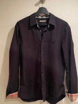 Burberry skjorta - Säljer nu min skitsnygga skjorta från Burberry!Skjortan är i nyskick och i storlek L men passar även M. Nypris ca 5000, mitt pris 999kr. Hör av er vid frågor. Mvh Luxery closet🙌