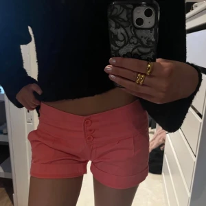Koralrosa trendiga shorts - Säljer ett par korallröda shorts man kan vika upp ifall man vill. Jätte snygga och trendiga på Pinterest. Kolla gärna in mina andra shorts🤍🤍