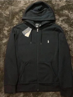 Polo Ralph lauren zip tröja  - Marinblå Ralph lauren zip i storlek S super fint skick utan defkter. Nypris 2250kr mitt pris endast 999kr. Hör gärna av er vid frågor. Mvh Luxery closet😄🙌