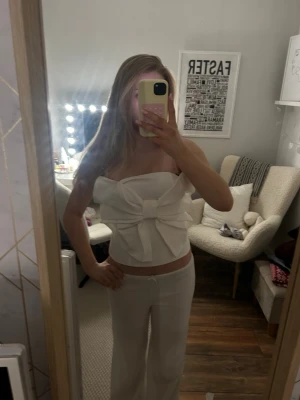 Bandeu topp med en rosett - Super fin bandeu topp med en stor rosett på! Perfekt till en fin middag eller en varm sommar dag☀️