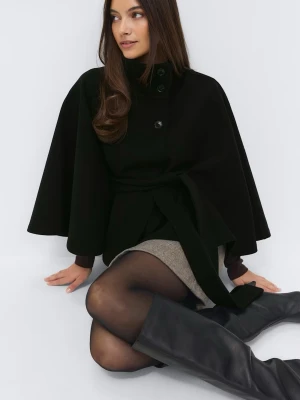 svart ponchos kappa gina tricot  - säljer denna då jag ej använder den så mycket längre. den e väldigt bra skick inte allas använd mycket 