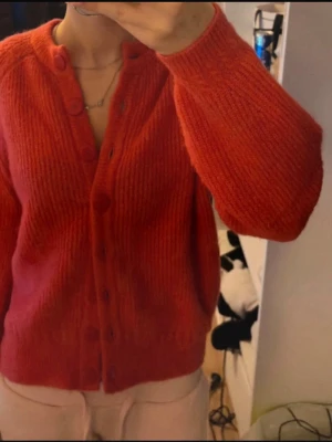 Röd/korall stickad kofta med knappar - Mysig röd/korall stickad kofta. Från sézane, nypris 1800kr. 