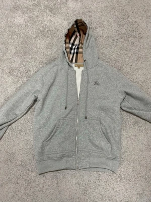 Burberry kofta - Säljer nu min Burberry kofta då den är för liten. Koftan är använd sparsamt och endast ett fåtal gånger. Storleken är L men är mer som M/L . Priset går att diskutera vid snabb affär. Hör av er vid frågor och funderingar 