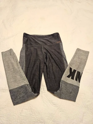 Träningstights PINK - Träningstights från Victoria's Secret Pink. Logga på sidan av vänster ben och liten logga uppe på vänster höft. Storlek S, fint skick.
