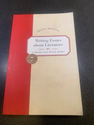 Writing Essays about Literature - Boken 'Writing Essays about Literature' av Kelley Griffith är en kursbok på engelska med röd och beige framsida. Den fungerar som en guide och stilmanual för att skriva litteraturessäer och innehåller tips, övningar och referensmaterial. Perfekt för studenter inom litteraturvetenskap.
