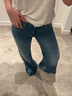 Blå bootcut/wide jeans - Jeansen är både lite bootcut o lite wide, tycker om dem jättemycket men de är för långa för mig. endast använda en gång. 