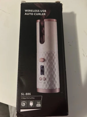 Trådlös USB automatisk locktång - Säljer en trådlös USB automatisk locktång med märket SL-886. Locktången är aldrig använd men har ingen prislapp kvar. Laddas med USB-kabel som medföljer. Perfekt för att fixa lockar snabbt och smidigt. 