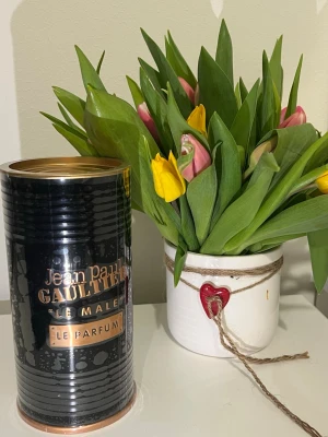 Jean Paul Gaultier Le Male Le Parfum - Jean Paul Gaultier Le Male Le Parfum i en elegant svart och guld cylinderförpackning. Parfymen är en Eau de Parfum Intense och har en lyxig och modern design som sticker ut på hyllan. Perfekt för dig som gillar exklusiva dofter.