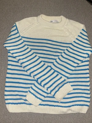 Randig stickad tröja från Zara - Randig tröja från Zara i storlek S, lite sliten vid ena armen(se bild)💙🤍
