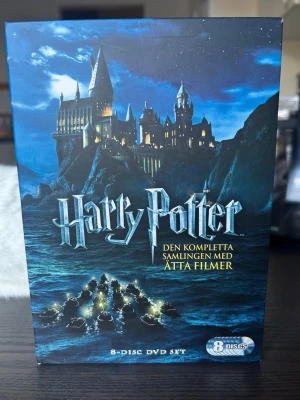 Harry Potter dvd samling  - Denna DVD-box innehåller alla åtta Harry Potter-filmerna. Speltid: 1135 minuter.  Rekommenderad ålder: från 11 år.  Finns på språk: Engelska, vissa finns även på Svenska.   OBS!! skivorna är begagnade så det kan förekomma repor/hairlines på skivorna, men då jag kollar igenom alla filmer jag säljer garanterar jag att alla funkar felfritt om inget annat står! :)