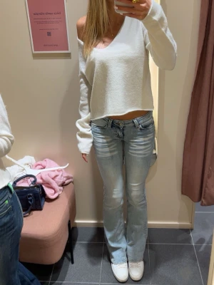 Ljusblå weekday jeans - Säljer nu dessa jeansen som jag aldrig använt pvg fel storlek. Bilden är med mina andra jeans i en annna storlek!