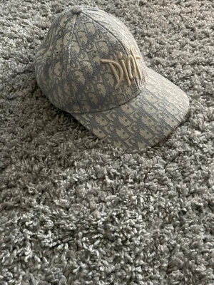 Dior keps  - Ljusblå dior keps. Justerbar anpassning 