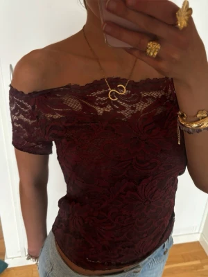 Offshoulder vinröd spetstopp - Såå snygg vinröd Offshoulder spetstopp ! Jag är 168 och det är mina bilder, köp via köp nu direkt eller Swish, kvar tills markerad som såld 💖 