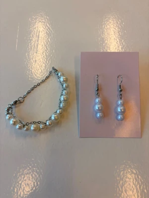 Bundle Armband & Örhängen - I denna bundle får du ett handgjort pärlarmband och ett par handgjorda örhängen till ett mycket bättre pris. Ordinarie pris 128kr, nu 99kr ✅ Vid eventuella frågor skicka DM 😇
