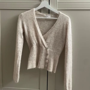 Beige omlottkofta med knappar - Slutsåld Gina tricot tröja. Den är knappt använd och i jätte bra skick