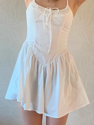 Vit kort klänning / studentklänning  - Vit sommarklänning som även passar bra som studentklänning. Säljer då den är för kort i ryggen för mig (175cm lång). Aldrig använd.  Hör gärna av dig om du har frågor 💗🫶