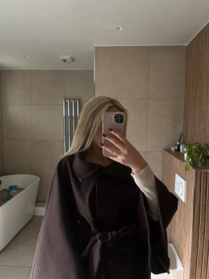 Mörkbrun cape-kappa med knytband - mörkbrun snygg kappa, orginal pris är 499 och säljer för ungefär hälften ❤️ men kan pratas om pris 