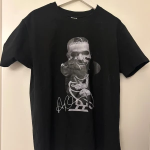 Svart t-shirt med Drake -  svart t-shirt med drake, använd fåtal gånger