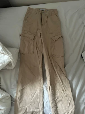 Beiga cargobyxor Berhska - Använd ett fåtal gånger, i mycket fint skick. 