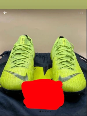 Nike Mercurial Vapor 12 elite fotbollsskor - Otroligt snygga och sällsynta nike elite fotbollsskor är lite smått smutsiga och sulan har släppt lite på högra skon men går att limma smidigt.  Pris kan diskuteras 