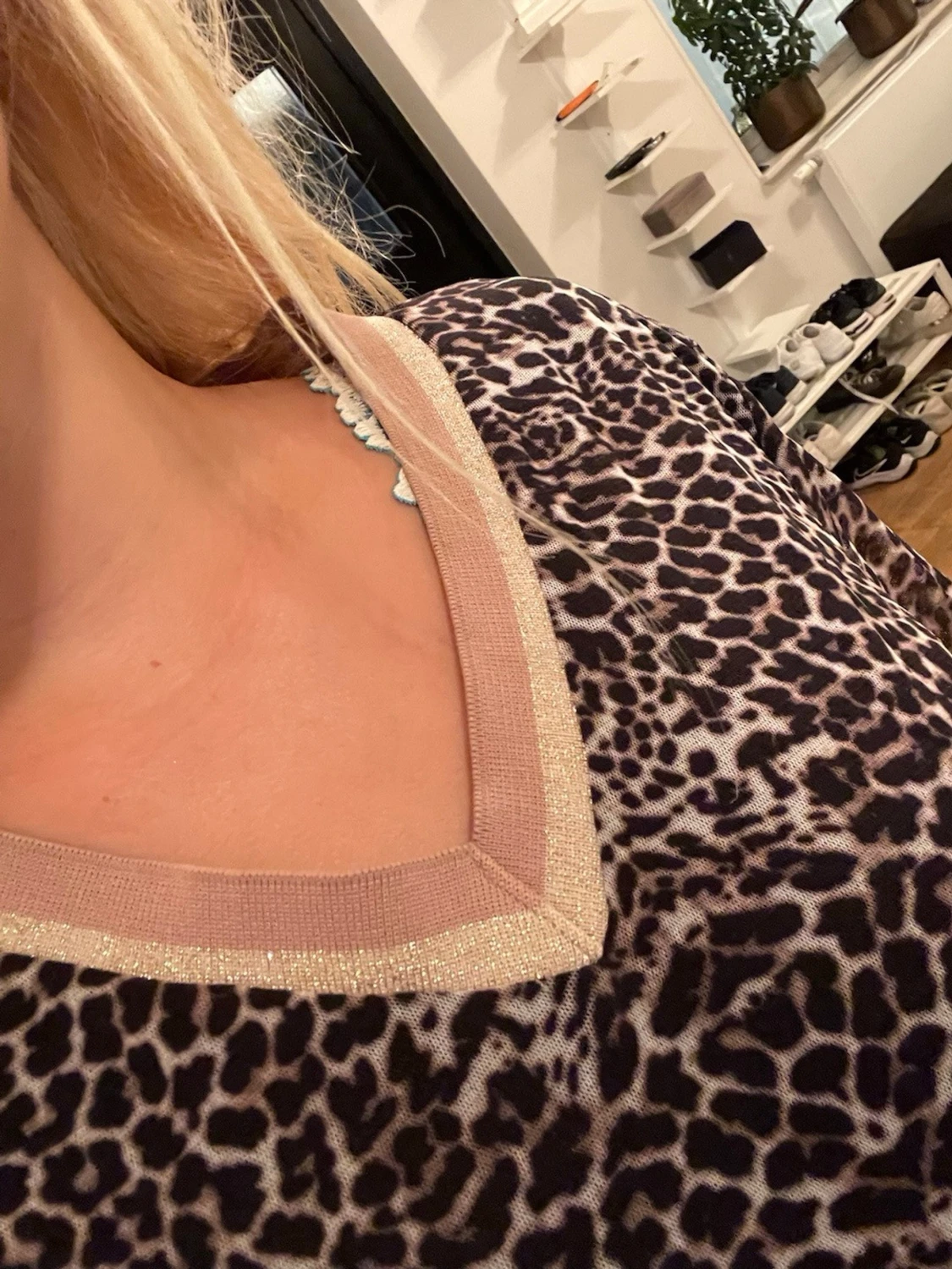 Leopardmönstrad blus med V-ringning - 1