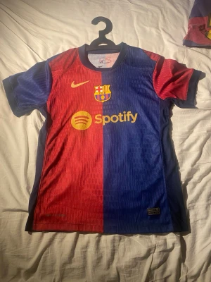 Fc Barcelona tröja Raphinha  - Tjena säljer nu denna feta Barca match tröjan från 24/25 säsongen med Raphinha som tryck! Riktigt fet och fint skick. Hör av dig för minsta fundering!