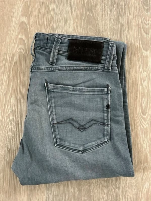 Replay Anbass Jeans - Replay Anbass Jeans Storlek: W32 Färg: Grå Passform: Som ett perfekt par slim jeans Skick: 9/10 Nypris: 150 € Jag skickar inom 24 timmar!