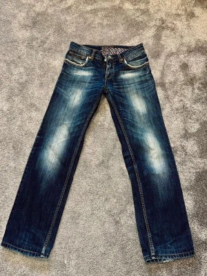 Mörkblå Armani Jeans - Mårkblå jeans från Emporio Armani | Är inte i nytt skick men därav charmen - håller ett bra tag till | passar dig som är under 185cm