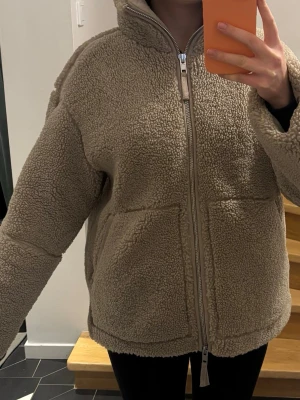 Teddyjacka - Populär Teddy jacka från h&m i fint skick