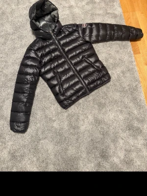Svart Colmar jacka - Säljer min svarta Colmar jacka köpt från miinto. Storlek S, knappt använd och har inga skador.