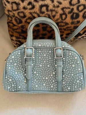 Ljusblå denimväska med stenar Zara  - Supersnygg ljusblå handväska i denim med massor av stenar! Så fin och vårig!! Passar perfekt nu!!