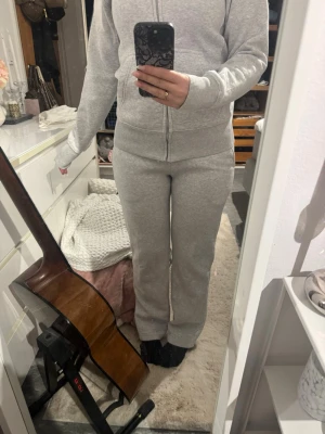 Endast russemerch byxor! - Säljer ett par ljusgrå russemerch byxor i storlek xs. Använda cirka 2 gånger och i väldigt bra skick. Är 160 cm lång och skulle säga att de sitter perfekt för mig!💕