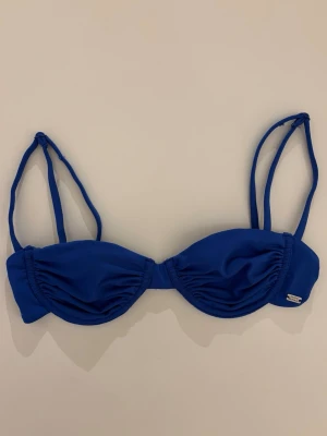 Blå bikiniöverdel från Pull & Bear - Supersnygg blå bikiniöverdel med rynkade kupor. Bikinin har en mindre kupa som design och är utan inlägg. Endast använd någon enstaka gång 💙