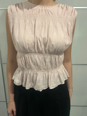 Ljusrosa blus  - Söt ljusrosa blus från hm i storlek xs men skull säga att den är mer som S- M ❤️