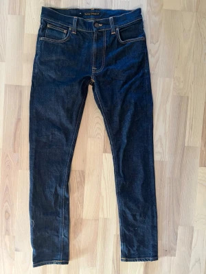 Nudie jeans - Mörkblå nudie jeans i storlek W30 L32. Aldrig använda. Säljer då dom inte riktigt passar.
