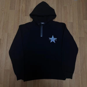 Helt ny Amiri Paisley Star hoodie - Size M - Hoodien är helt ny. Bekväm och tjock fleece hoodie med stort tryck på ryggen som passar perfekt till alla stilar. Size: M  🏷️ Rabatt vid köp av flera plagg!
