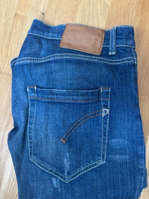 Blå jeans från Dondup  - Säljer ett par klassiska blå jeans från Dondup. Perfekt till sommaren , storlek 28 
