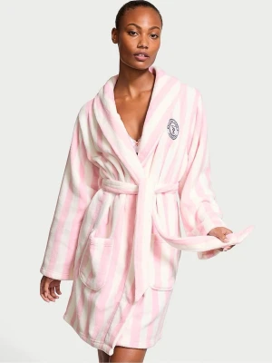 Victoria Secret Rosa-vit randig morgonrock - VS Mysig morgonrock i fluffigt material med breda rosa och vita ränder. Modellen har sjalkrage, två stora fickor framtill och ett knytband i midjan. På bröstet finns en liten broderad logga. Perfekt för chilliga morgnar eller kvällar hemma.
