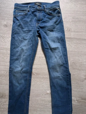 Blå jeans från Replay  - Säljer ett par klassiska blå jeans från Replay 