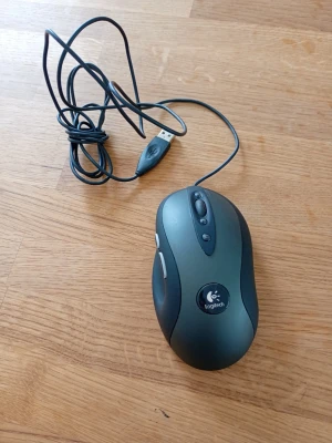 Logitech G400/MX518 Legendary Spelmus - Om du gillade Logitech MX518 så kommer du att älska G400. Du får alla de funktioner du har vant dig vid, fast med förbättrad precision och hastighet. När en vanlig mus inte räcker till kan en optisk motor med upplösning på 3600 dpi, dubbelt så mycket som MX518, ge dig en oslagbar träffsäkerhet. Fullt fungerande i fint skick enligt bilder. Detaljer längst ned.  Begagnat värde: < 2400 SEK Mitt pris: 489 SEK  Skriv vid frågor och se gärna mina andra annonser! Skapar gärna deals och paketpriser!
