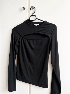 Ribbad topp - Snygg ribbad topp med cut-out detalj över bröstet 