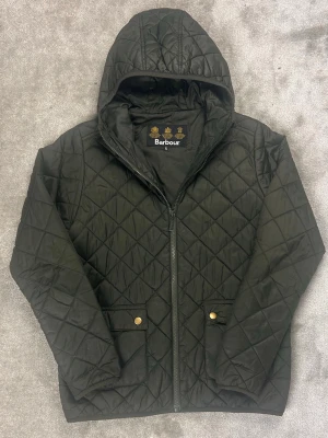 Barbour Jacka - Modell: Barbour Jacka | Skick: 8/10 | Storlek: XS (Kids XL) | Pris: 1499kr | Tillbehör: Inget | Fler frågor? Hör av dig isåfall!