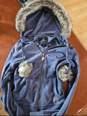 Victoria's Secret Furhoodie - En hoodie från Victoria's Secret, passform M men sitter bra på mig med S. Tvätta försiktigt för att behålla kvalitén på pälsen!  Jag har själv sytt på och designat pälsen. 