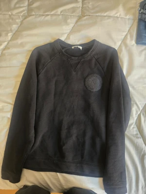 Svart sweatshirt storlek S  - Snygg orginal sweashirt från vershe. Storlek S