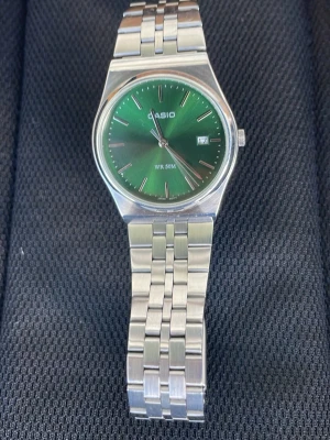 Casio WR 50M - En fin och snygg casio klocka. Mycket bra och nytt skick. Vattentät och stainless steel. Använt den i ungefär en vecka.