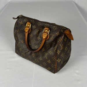Louis Vuitton Speedy 25 - Såå snygg Louis Vuitton speedy 25💓 | Väldigt fint skick överlag men har två mindre fel. Dragtappen sitter lite löst och rammlar av om man drar hårt i den (bild 6) fungerar fortfarande fint att använda dragkedjan. Det finns även ett väldigt litet hål i lädret som ej syns eller märks om man inte tittar väldigt nära (bild 7) | Skriv till mig vid fler frågor eller funderingar!❤️