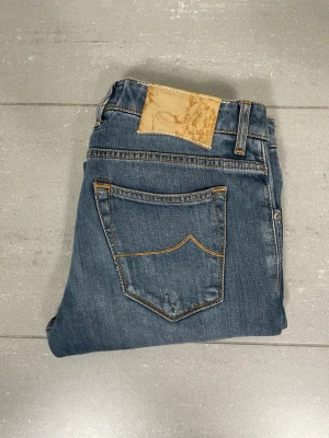 Jacob Cohën Jeans - Säljer nu dessa Jacob Cohën Jeans med snygga slitningar i populär design i moddel Nick, mått ca 41,5 o 100 cm. skriv för fler bilder/frågor🙌🏼