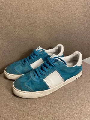 Valentino flycrew - Tvär feta flycrews i väldigt bra skick, finns 21/22 nitar kvar 🧨 se (bild 4) de är i storlek 41 men passar 43 de är i blåfärg, vilket är en av de fetaste färgerna du kan ha på ett par sällsynta skor som dessa endast skorna medföljer vid köp hör gärna av er vid funderingar 😀 nypris~ 6000-8000kr sjävklart äkta✅