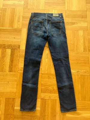 Mörkblå raka jeans från Nudie Jeans - Säljer ett par super snygga nudie jeans i storlek w30 L34. Priset kan diskuteras vid en snabb affär och hör av er vid minsta lilla😄